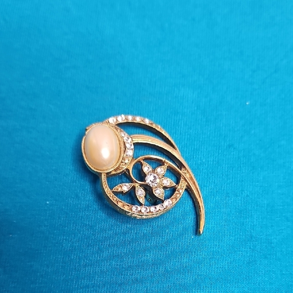 Elegant Gold and Pearl Brooch - Picture 1 of 4